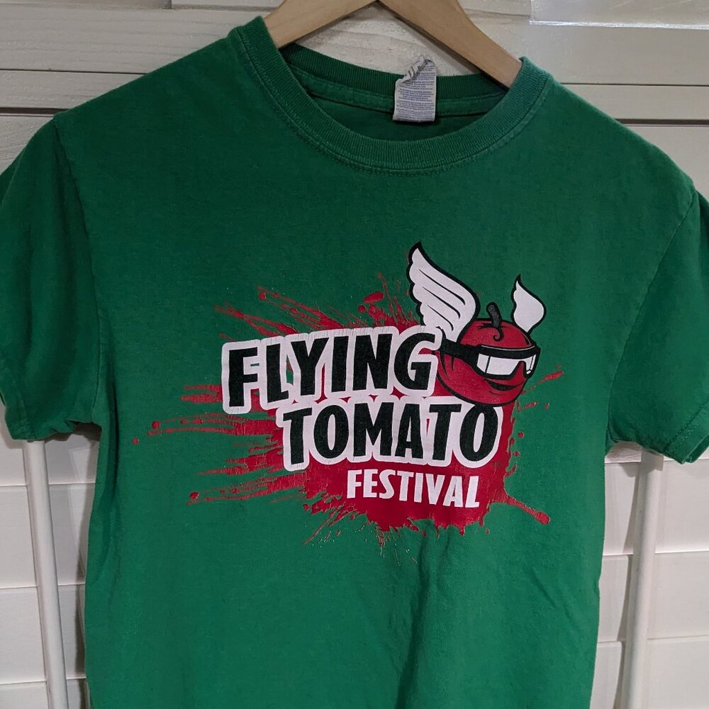 Flying Tomato Festival Green Red White T-shirt Gildan Size Small